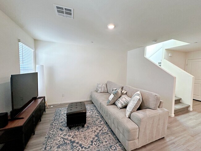 Foto del edificio - FURNISHED 3 BEDROOM + LOFT TOWNHOME WITH 2 CAR GARAGE