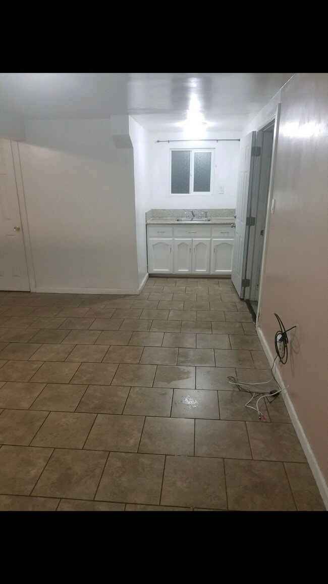 Nice Studio with small yard with lemon tree. - 4554 E 58th St