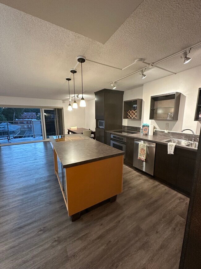 Foto del edificio - 4545 Wornall Rd