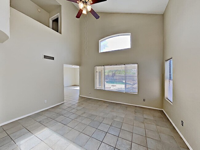 Building Photo - 3205 E Poinsettia Dr
