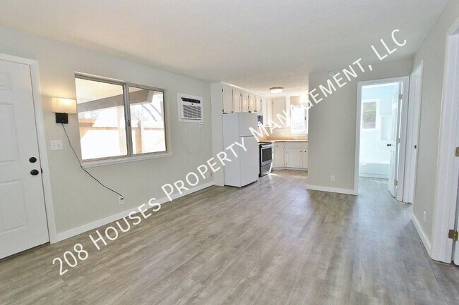 Building Photo - Updated Single-Level Unit