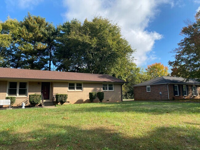 Foto del edificio - 4 BR, 2 BA, Fenced In Backyard with Storag...