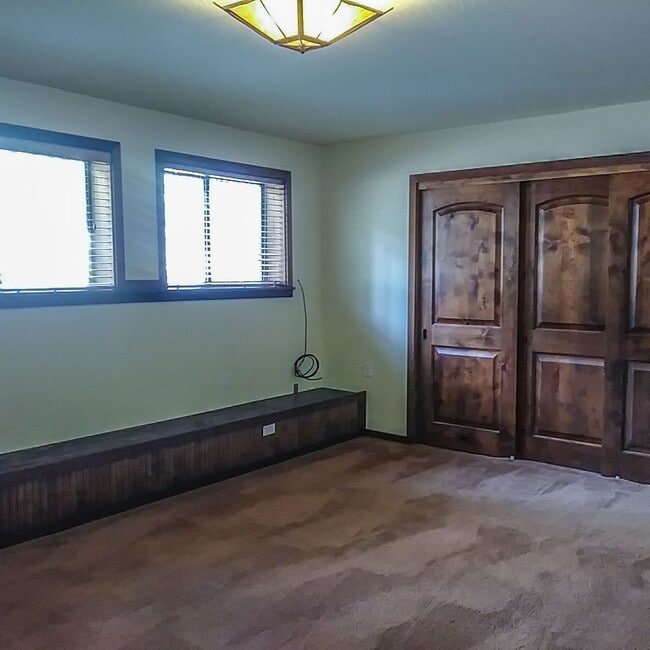 Building Photo - Charming 3-bedroom Lodge-Style Townhouse