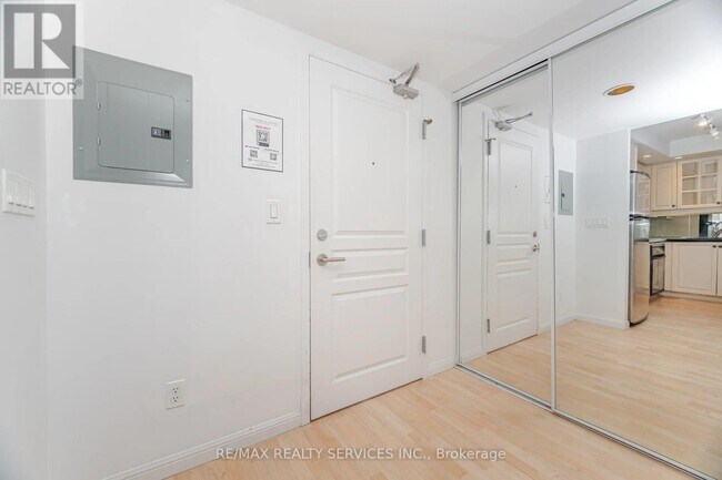 Building Photo - 140 Simcoe St