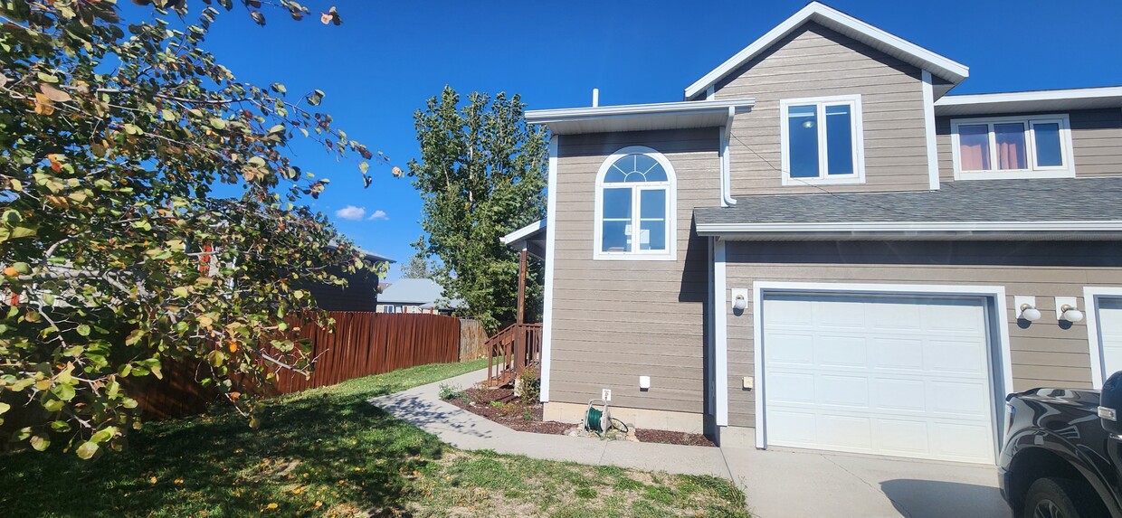 Primary Photo - 1111 Biehl Dr