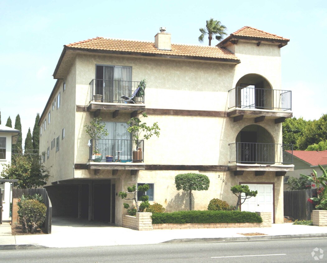 Primary Photo - 2121 Ocean Park Blvd