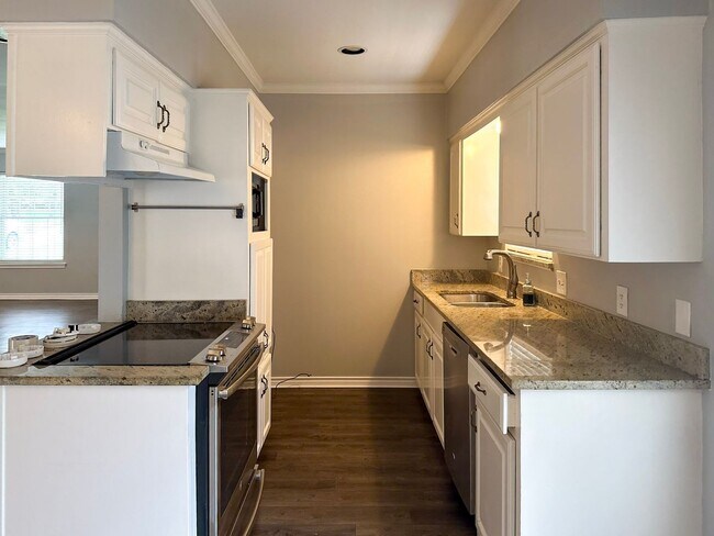 Building Photo - 3 Bedroom / 2 Bath