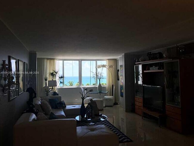 Foto del edificio - 5005 Collins Ave