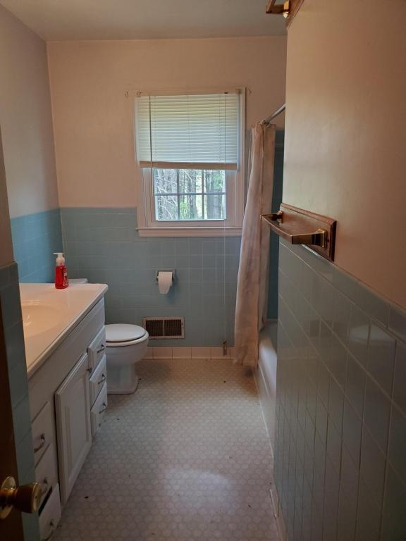 Building Photo - 410 Falling Springs Road