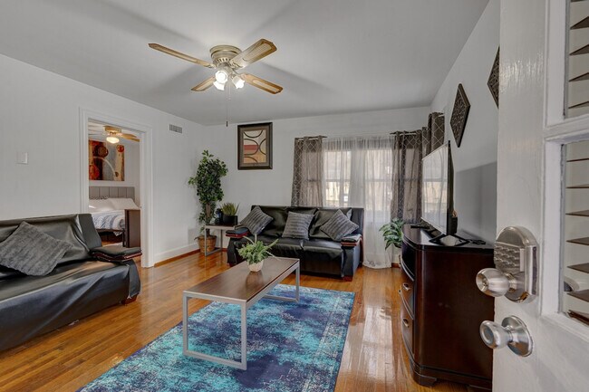 Foto del edificio - 814 N Buchanan Blvd
