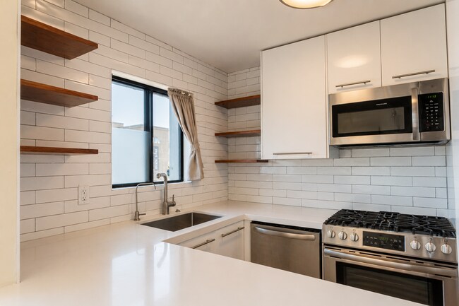 Foto del edificio - West Hollywood 1-Bedroom with Private Balcony, Rooftop Pool & City Views