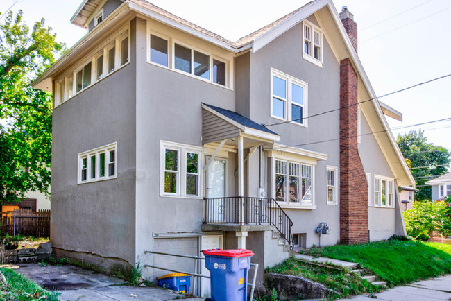 Building Photo - 600 Giddings SE -- GORGEOUS four bedroom home