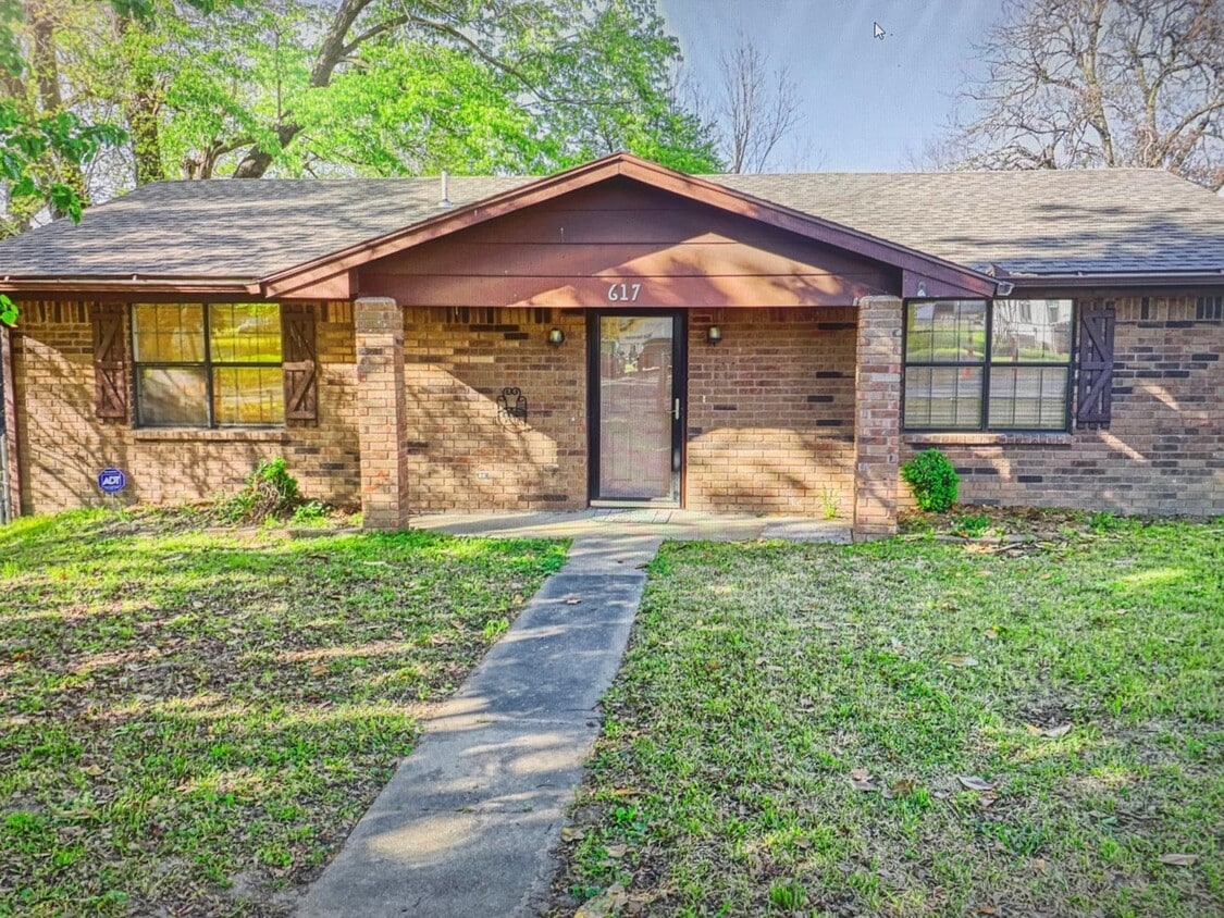 Primary Photo - Charming 3-Bedroom with Fenced Yard & Cove...
