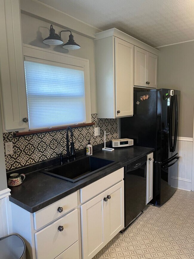 Building Photo - Historic 2-bedroom bungalow with updated K...
