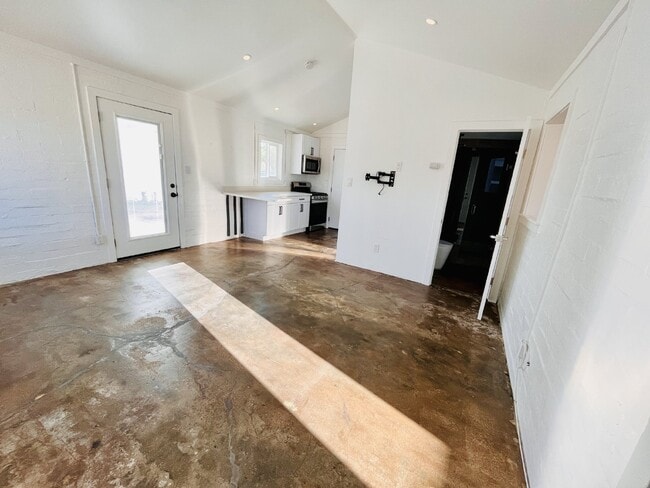 Building Photo - Renovated Studio Cabin in Friendly Hills