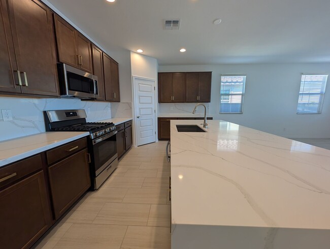 Building Photo - 4 Bedroom 3 Bathroom Home