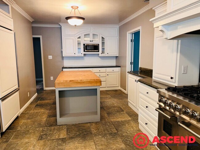 Building Photo - Darling Home Near Bakersfield College!