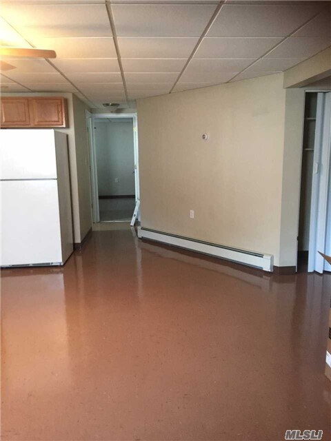 Building Photo - 11 Manor Dr
