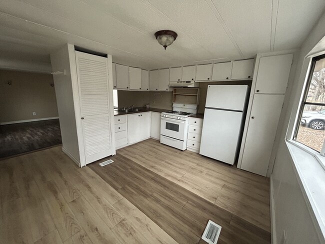 Building Photo - 104 1st Ave SW