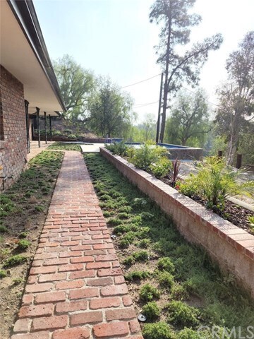 Foto del edificio - 8001 E Santiago Canyon Rd