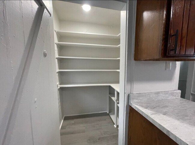Foto del edificio - 227 W Franklin St