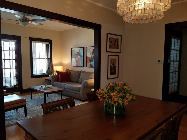 Foto del edificio - 4060 W Warwick Ave