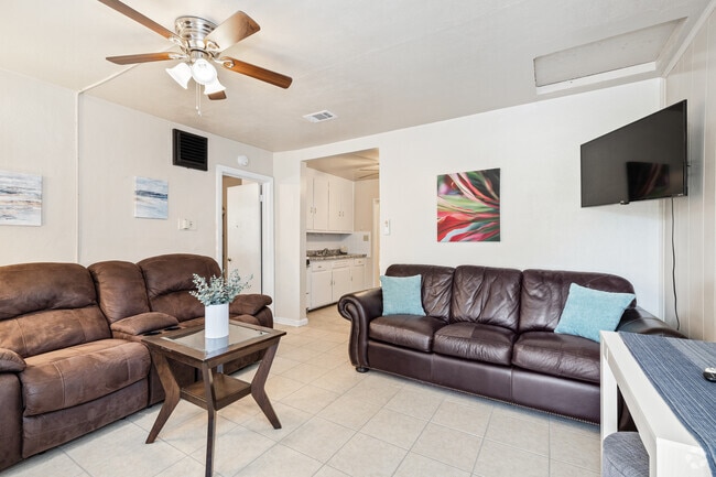 Interior Photo - 512 Paulding Ave