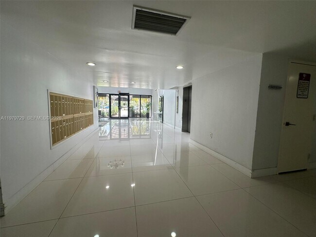 Building Photo - 200 Lakeview Dr