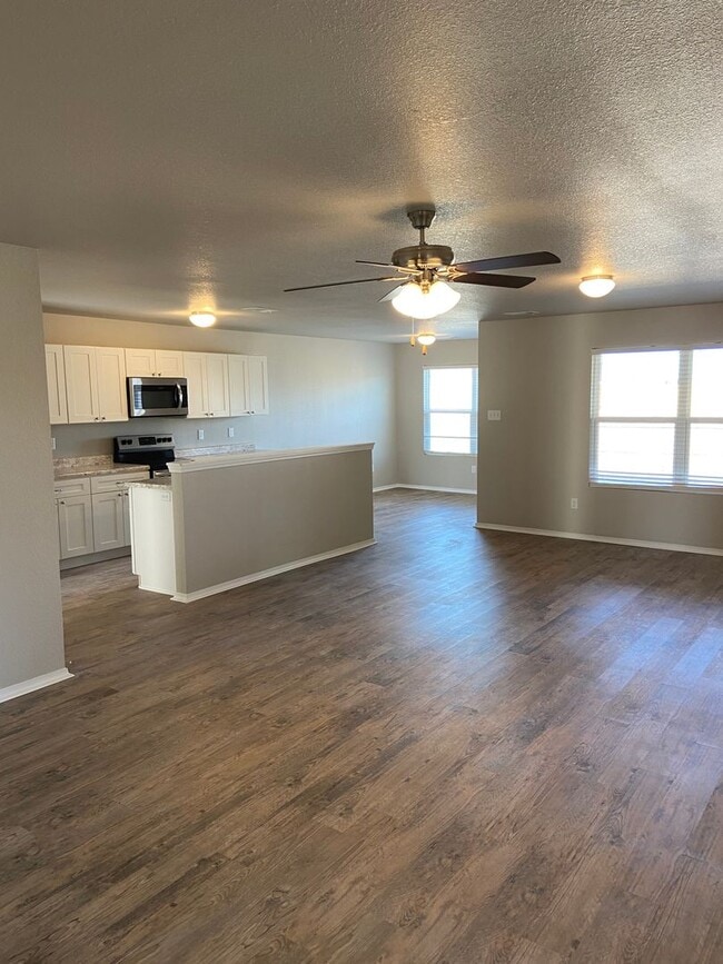 Building Photo - *Pre-leasing* Three Bedroom | Two Bathroom...