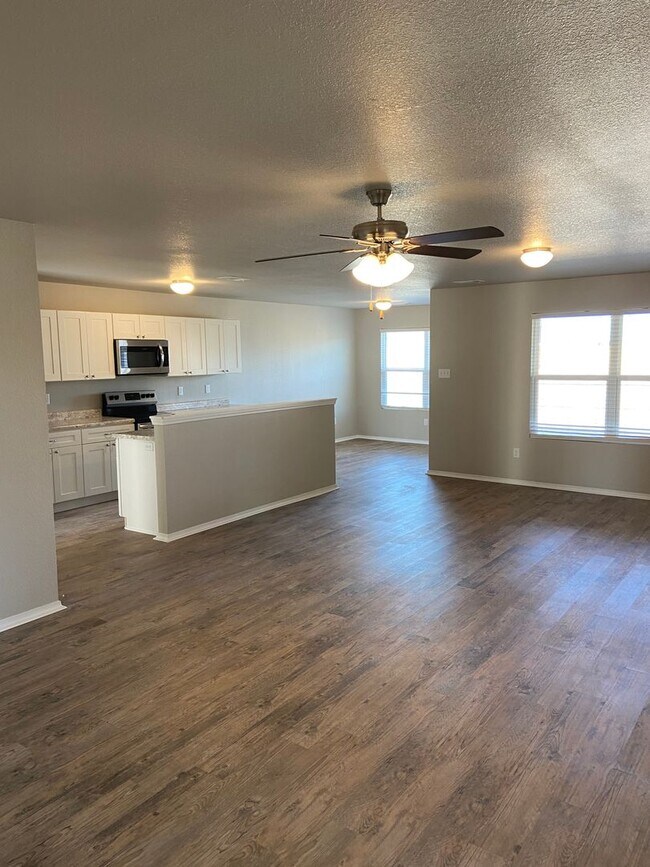 Foto del edificio - *Pre-leasing* Three Bedroom | Two Bathroom...