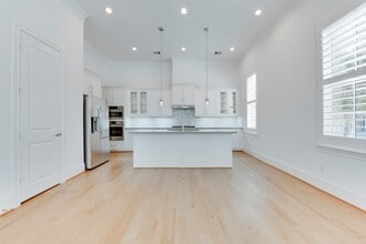 Building Photo - 8736 Oak Kolbe Ln