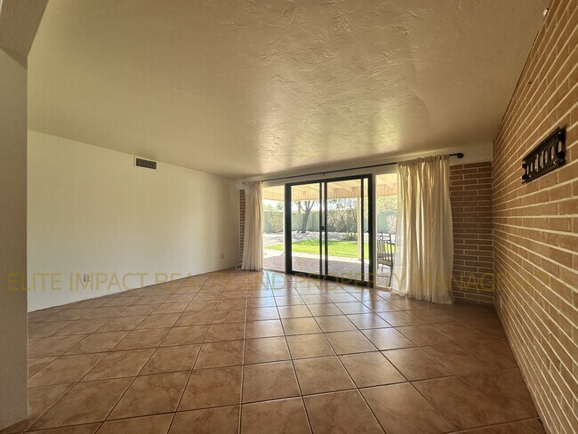Foto del edificio - 6624 E Nelson Dr
