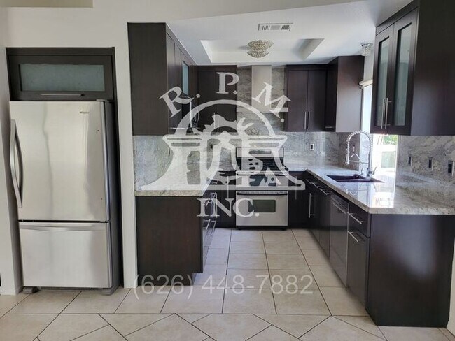 Building Photo - Modern Spacious 4-Bedroom Home with Pool i...