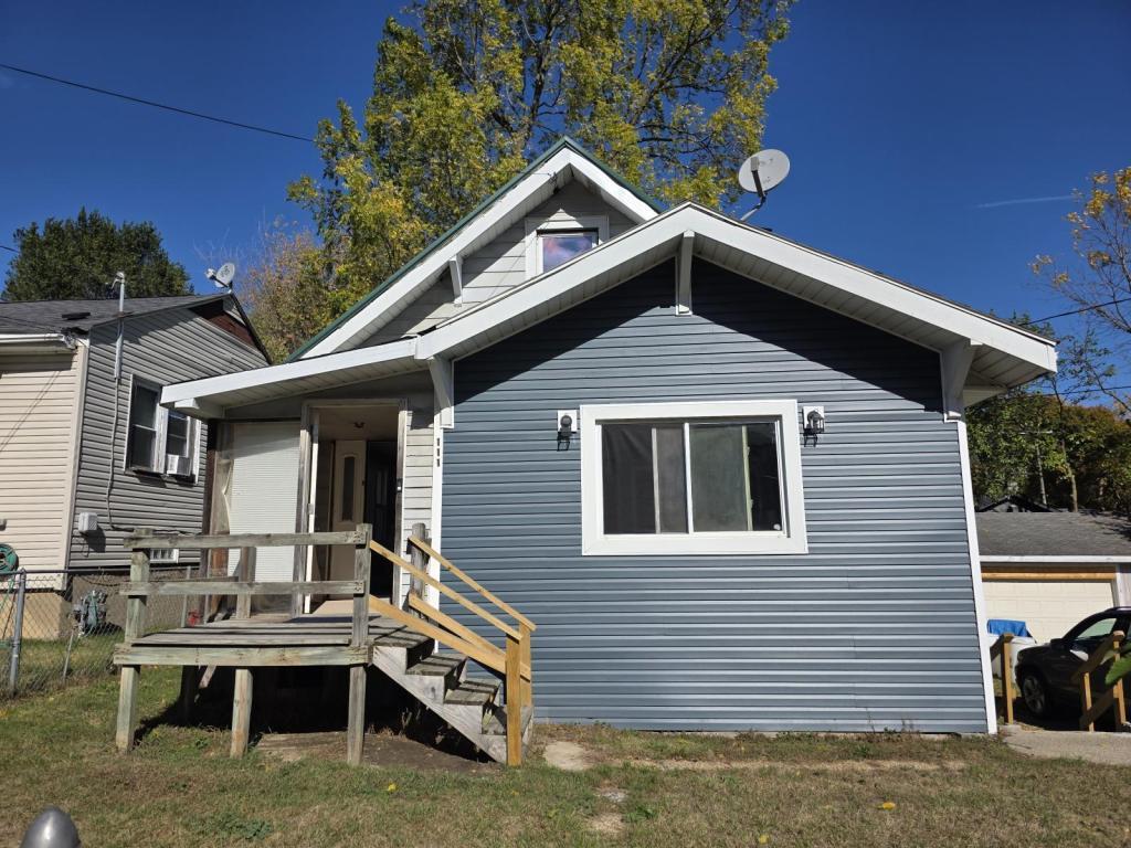 Primary Photo - 111 Oakhill St