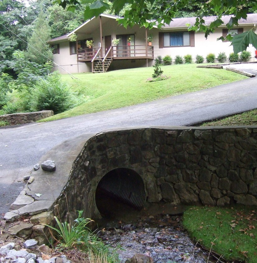 Foto principal - 445 Dudley Creek Rd