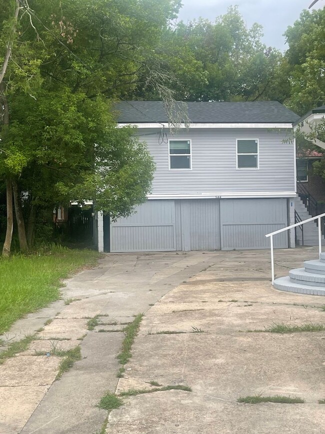 Foto del edificio - Duplex with Garage Apartment