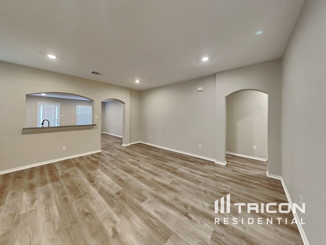Building Photo - 2601 Hutchins Dr