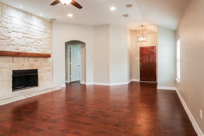 Foto del edificio - 5018 Creekbridge Ct