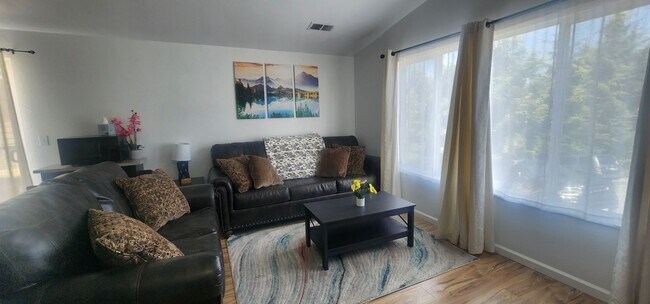 Foto del edificio - 4190 Hillside Ct