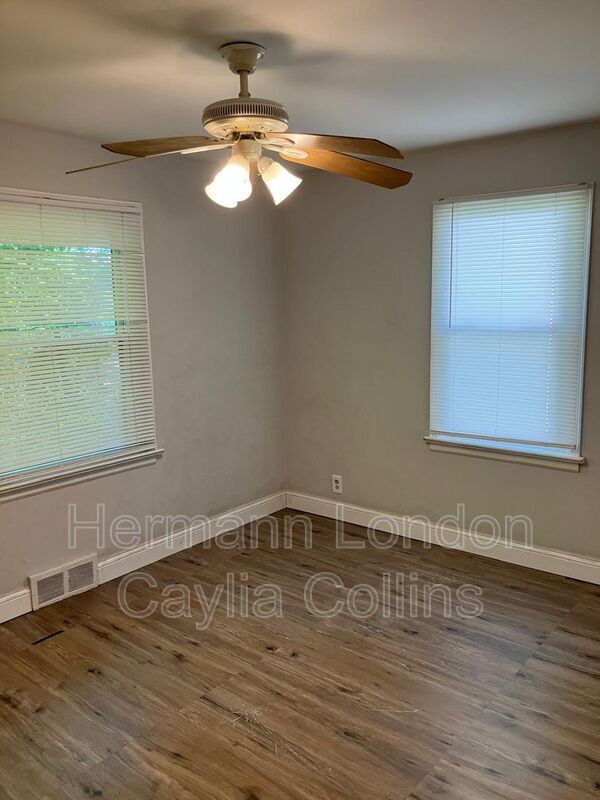 Building Photo - 10072 Ashbrook Dr
