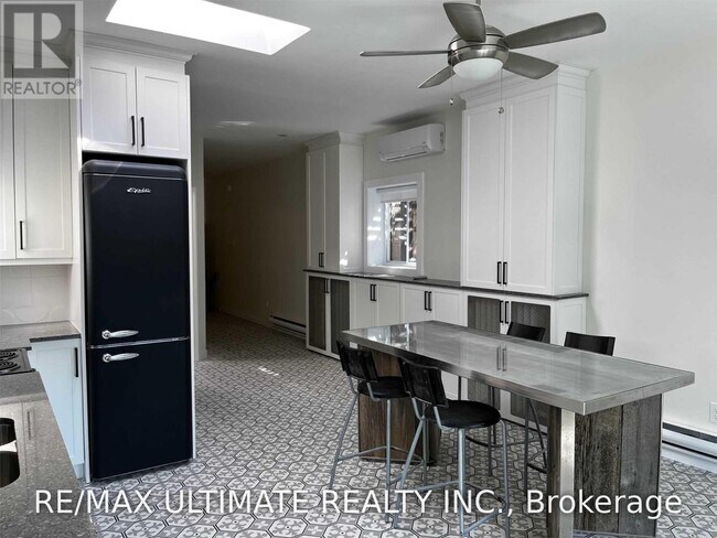 Photo du bâtiment - 1065 B St Clair Ave W