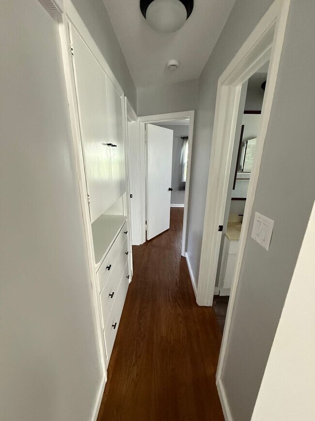 Foto del edificio - Spacious 2 Bedroom, 2 Bath Home with Bonus Space and a Single Car Garage