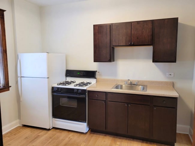 Building Photo - 4038 W Dickens Ave