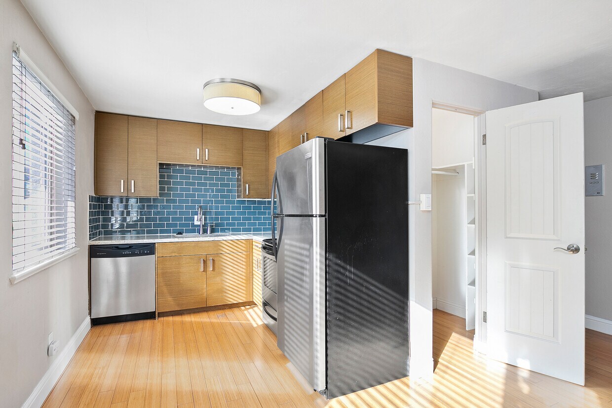 Foto principal - Sun-Kissed Studio: Corner Apartment with M...