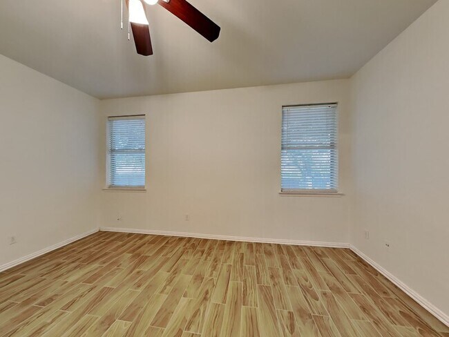 Foto del edificio - 6401 Downeast Dr