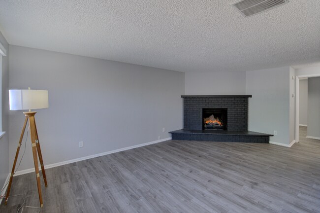 Building Photo - 2032 Division Ave