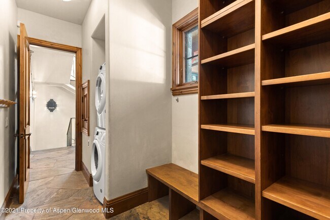 Foto del edificio - Stunning West Aspen Duplex