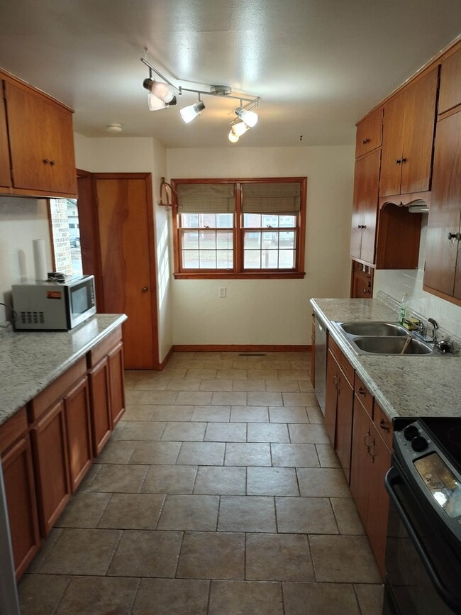 Building Photo - 112 W Hartman Ave