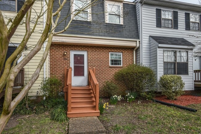Building Photo - Updated & Inviting Skiffes Creek Townhome ...