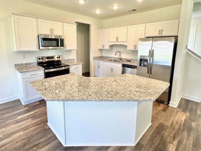 Building Photo - Move In Special! Half off August Rent. Con...